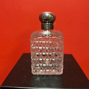 Prachtige 6 inch hoog antiek keurmerk 1898 herenkristal en sterlinggeurfles in fantastische staat met originele stop