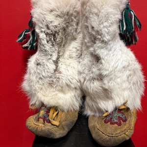 Wunderschönes indigenes Indianer-Pelzleder und perlenbestickte Mokassin-Stiefel - 12 x 10 Zoll lang - wie besehen - tolle Dekoration