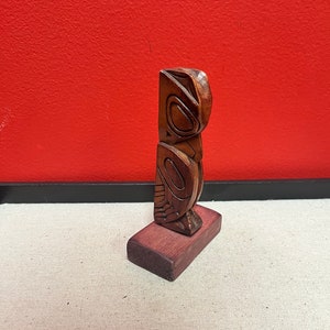 Schöner Totempfahl der indigenen Indianer der pazifischen Nordwestküste - tolles Detail - 13 cm groß