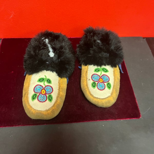 7 1/2 inch long indigenous First Nations Pacific Northwest coast  beaded and leather and fur moccasin shoes — good condition