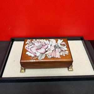 Lovely antique oak box with flower decoration— 7 1/2 x 4 1/2 x 2 1/2” high — great for jewellery or cigarettes etc.