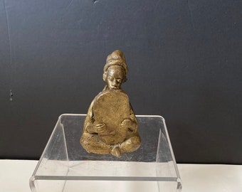 Una impresionante estatua de bronce africano de Benín de 5 pulgadas de una mujer mirándose en el espejo: excelente pátina, ¡guau!