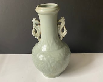 An absolutely fabulous 19th century song dynasty style chinese double handled vase — 8.75 inches tall — Amazing detail and quality