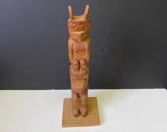 9インチトーテムポール、RITA WILLIAMS作、先住民族、太平洋岸北西部