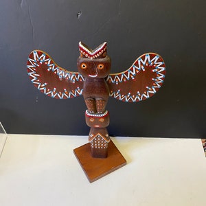 Fabelhafte 15 x 10 Zoll handbemalte Volkskunst Indigener Totempfahl auf Ständer - Nicht signierte kanadische Schönheit