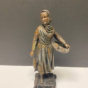 Statua in bronzo antico europeo da 8 pollici assolutamente fantastica di una pescatrice, con patina meravigliosa, un regalo fantastico, wow