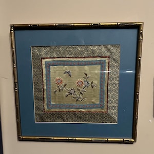 Impressionante imagem de seda chinesa antiga de 15 x 15” de uma borboleta com flores em moldura original — uau