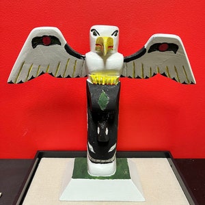 Atemberaubender antiker 14 x 13 &#39;&#39;großer Totempfahl der Indianer Indianer an der pazifischen Nordwestküste