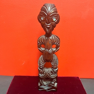 Statua Māori d&#39;epoca alta 14 pollici con occhi di abalone: ottime condizioni e aspetto sorprendente