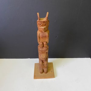 13 x 7 anni &#39;70 donna indigena canadese firmata palo totemico indigeno — Thunderbird a umano e trasformazione — ben scolpito