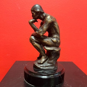 Preciosa edición limitada firmada por RODIN, de bronce antiguo de 6 pulgadas de alto, del pensador, sobre soporte de mármol: gran pátina y detalle