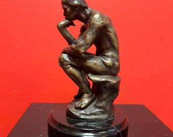 考える人のブロンズ像 – オーギュスト・ロダン彫刻、大理石台座に緑色