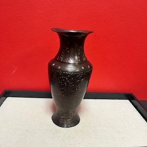 Zware Japanse bronzen vaas van 8 inch met zware decoratie — lichte deuk aan bovenkant — grote waarde!