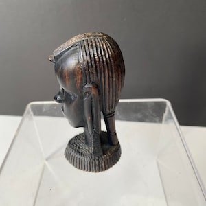 Eine 9-Zoll-afrikanische kenianische Ebenholzbüste einer Frau