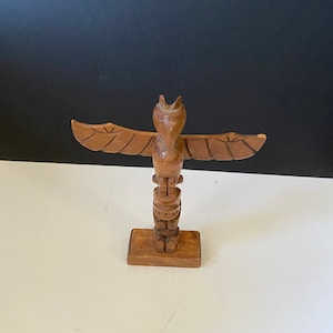 Ein indigener 10-Zoll-Totempfahl der Indianer