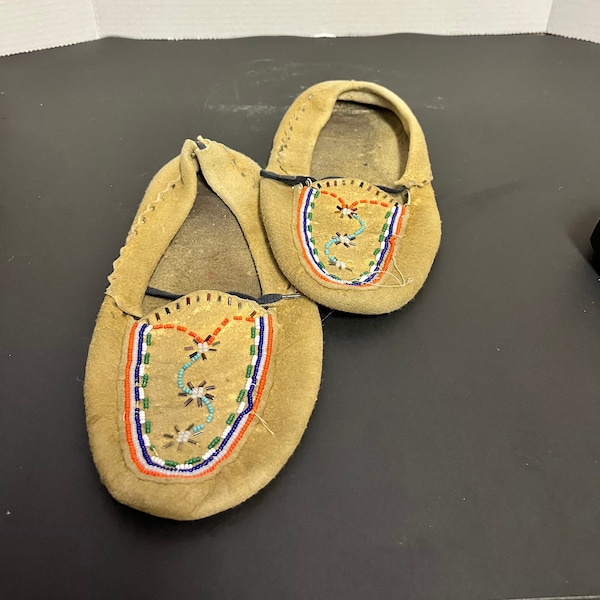 Gorgeous 10 x 5” antique indigenous first nations moccasin shoes in very loved condition and greet for collecting or presentation — wow
