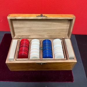 素晴らしいアンティークポーカーチップとカードのセット（箱入り）—