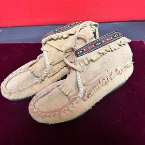 Beaux mocassins indigènes en cuir canadien et perles de 7,5 pouces de long en très bon état