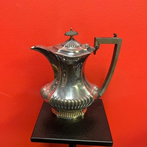 Cafetera inglesa plateada de 10 pulgadas de alto en excelentes condiciones, excelente precio