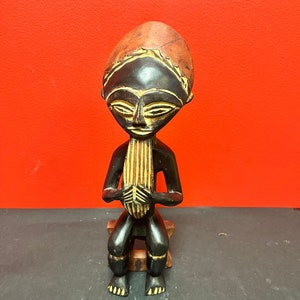 Schöne moderne 11 Zoll große afrikanische Ashanti-Figur auf einem Hocker - tolles Dekor und preiswert
