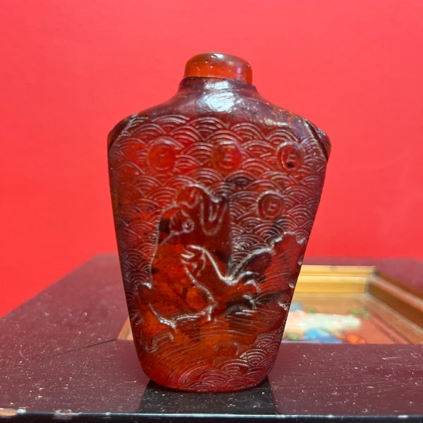 Rara botella de rapé de ámbar tallada con calidad de museo chino antiguo con decoración de bestia mística - pieza maravillosa