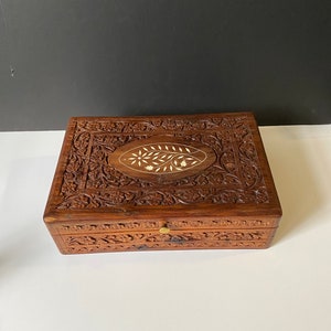 Impresionante caja de madera india tallada con incrustaciones de hueso de 12 x 8 pulgadas: perfecta para joyas, puros, etc.