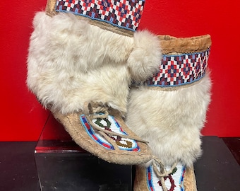 Stunning 9 x 10“ long indigenous Canadian Pacific Northwest coast moccasin boots with beading - wow — good antique condition