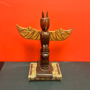 Schöner 12 x 10 Zoll breiter Zeder Indigener Ureinwohner Pazifik Nordwestküste signiert Totempfahl - schönes Detail