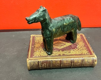 中国彫刻の緑色の石の馬の彫刻像 - Etsy 日本