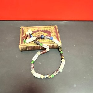 Impresionante collar africano antiguo de aproximadamente 28 pulgadas con cuentas de vidrio: una pieza encantadora