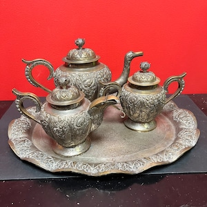 Ein fabelhaftes antikes hochwertiges schweres persisches ungeprüftes Silber-Teeset auf einem 43 cm langen Tablett - wichtiges historisches Set - einige Gebrauchsspuren -