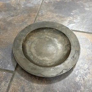 Beau plateau ancien en étain du XVIIIe siècle — 25 cm de long — wow — superbe patine