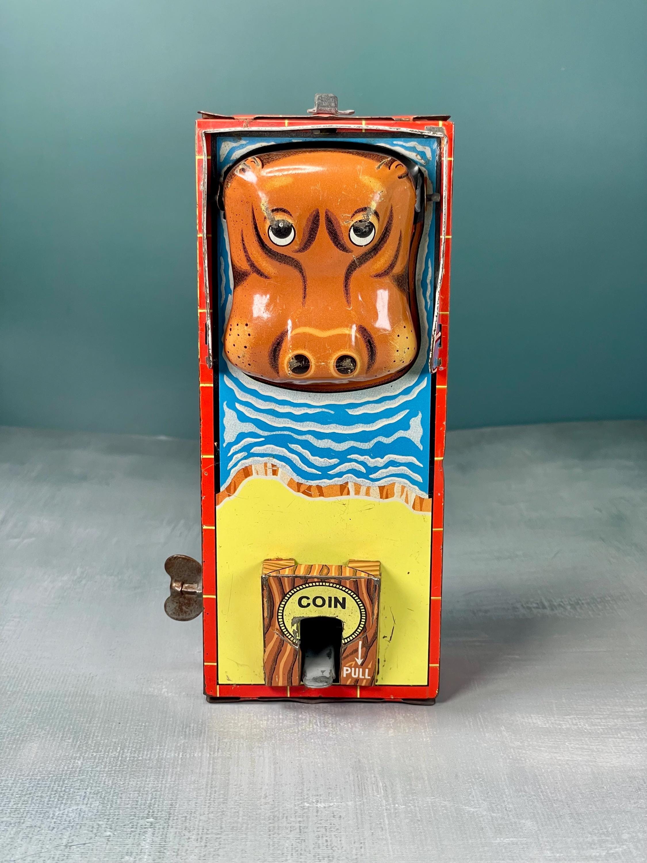 昭和レトロ　ゼンマイ式貯金箱　ブリキ製「HAPPY HIPPO BANK」カバ 昭和レトロ ゼンマイ式貯金箱 ブリキ製「HAPPY HIPPO BANK」カバ
