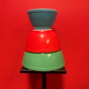 Set Vintage Pyrex-Schalen in Primärfarben - ziemlich guter Zustand - siehe Fotos - sehr preiswert - Pyrex-Liebhaber vereinen sich
