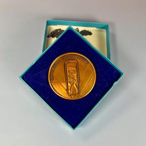 2 inch 1994 Commemorative medal in box — great gift