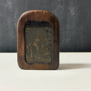 Absolut wundervolle antike europäische Bronze- und Holzikone mit Ständer - kompliziertes Detail - 3 Zoll groß - kraftvolles Stück