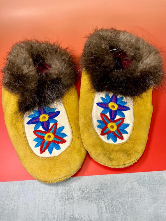 Indigenous First Nations Leather Embroidered Mocc… - image 7