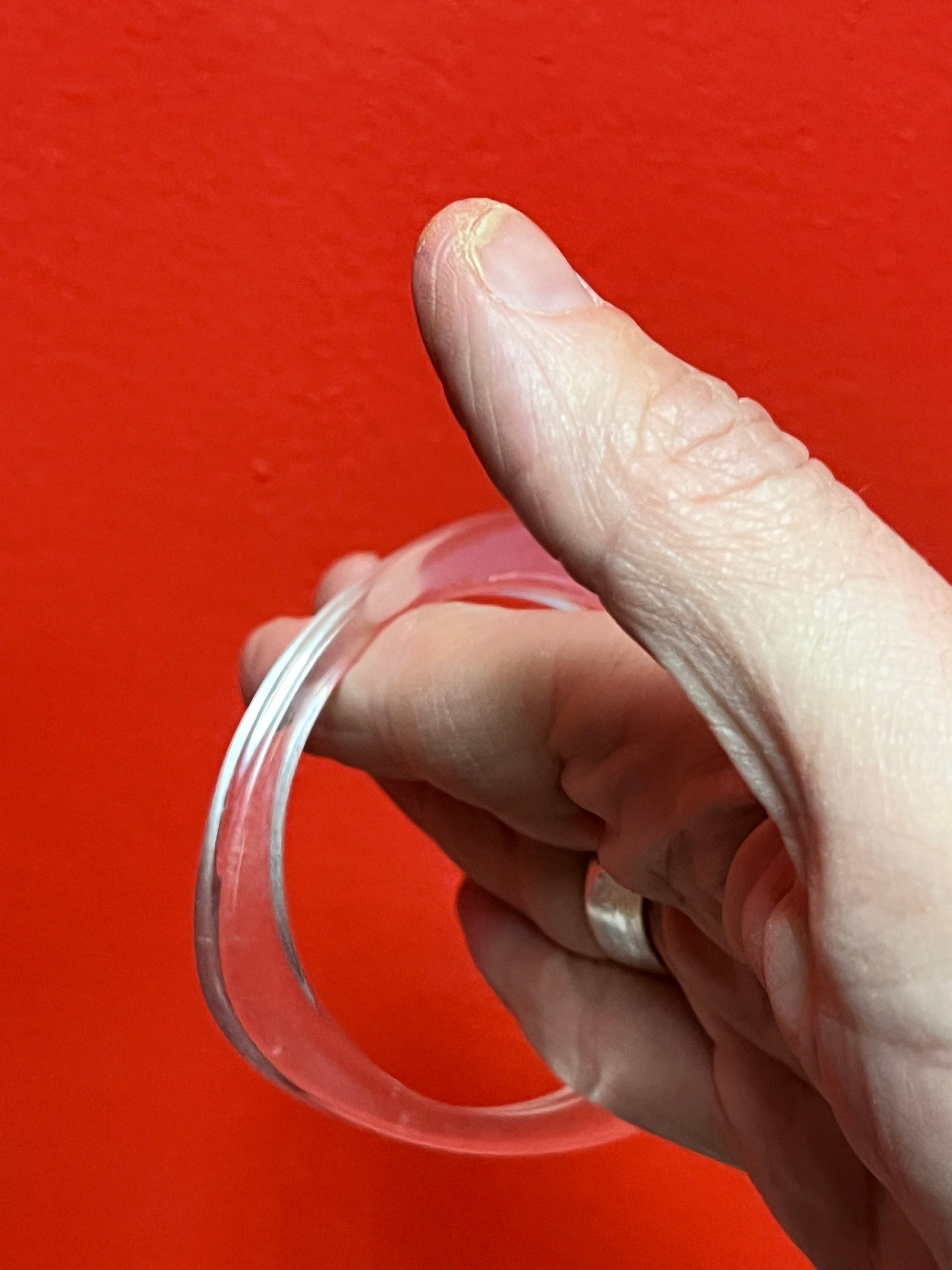 とてもクールなMCMのプレキシガラス製3.25インチバングルブレスレット