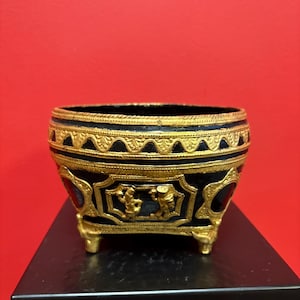 Beautiful 6 x 4 1/2” high Burmese lacquer bowl — great condition — antique beauty - Wowzers