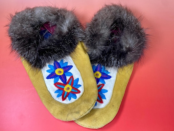 Indigenous First Nations Leather Embroidered Mocc… - image 1