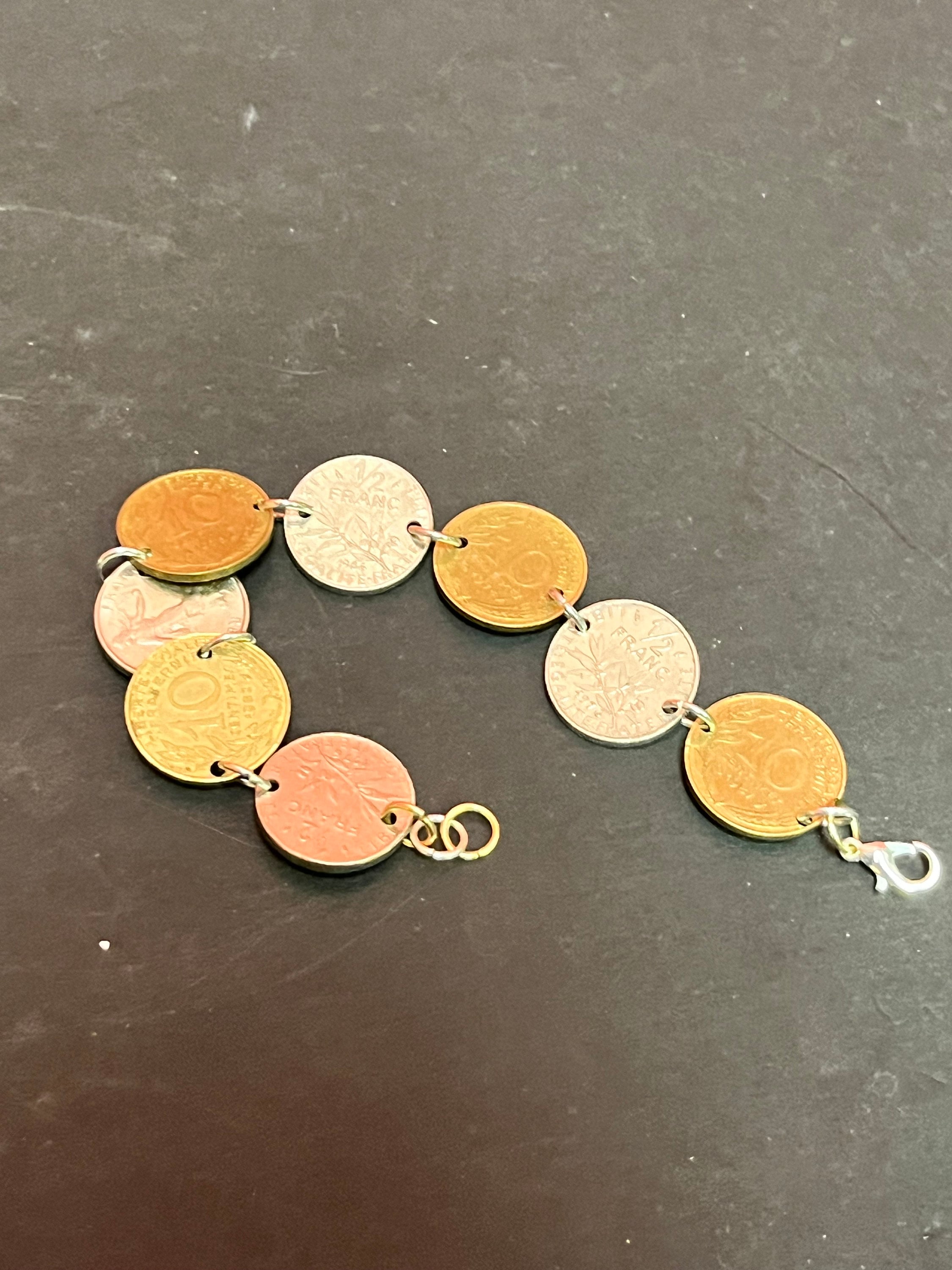 素敵な古い手作りの7インチのフランスのコインブレスレット - ユニークで素晴らしい贈り物 -