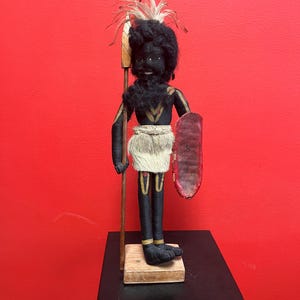 Zeer zeldzame prachtige 16 inch hoge antieke Nieuw-Zeelandse Maori-stof van museumkwaliteit en houten tribale pop op standaard — Prachtig detail- wow