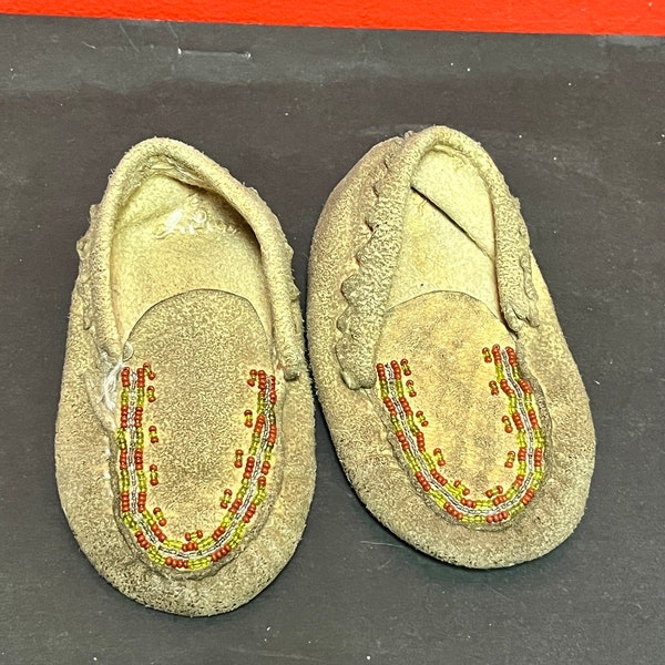 Lovely indigenous antique 6 x 3“ wide child moccasin shoes — indigenous first nations Pacific northwest coast beauties