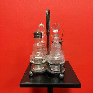 Beautiful English silver plated and crystal cruet set in great condition — wow  — great value — perfect gift