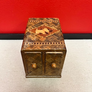 Belle boîte à cartes à jouer anglaise ancienne en bois incrusté de 4 x 3 x 2 po. de large avec des chiens scottish sur le dessus - éraflures mineures