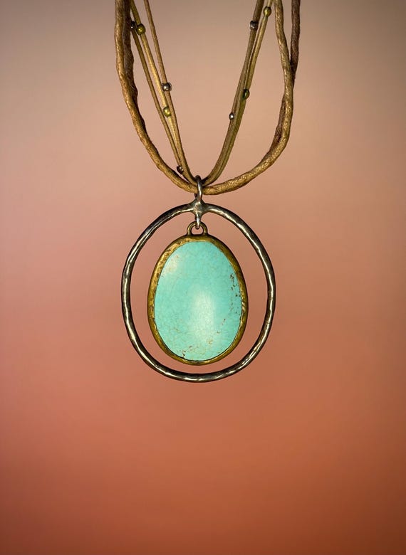 アクセサリー Navajo Turquoise Leather Necklace Love Tokens Leather With Naja Turquoise Royston 20CT