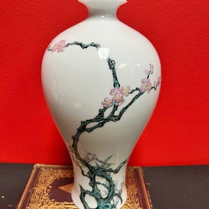 Beautiful 10 inch Japanese signed porcelain vase in perfect condition