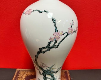 Beautiful 10 inch Japanese signed porcelain vase in perfect condition