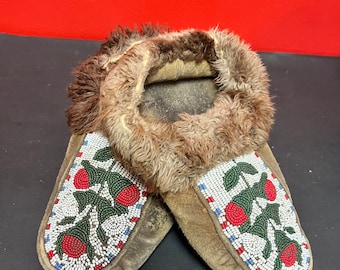 9.25 inch long, indigenous antique Pacific north west coast beaded and leather and fur moccasin shoes — little as is