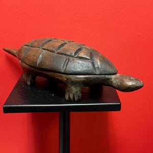 Lovely antique oceanic carved wooden turtle box— very cool imagery and detail - great condition great gift — 13 inches long — heavy
